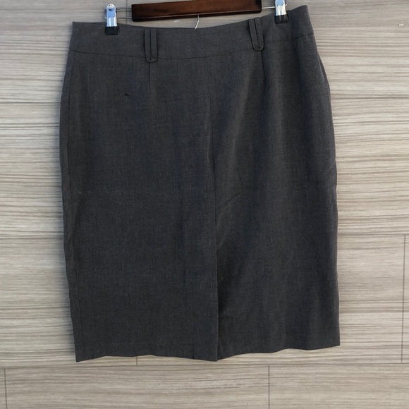 Skirt w/back buttons Size 12 - Picture 3 of 7